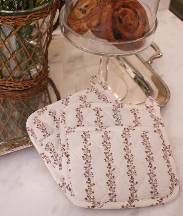 Willamere Linens - Aprons and Potholders (25.00 - 50.00)